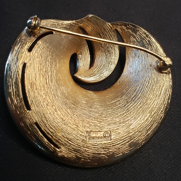 Crown TRIFARI Vintage Signed  black & gold swirl enamel brooch made 1955 to 1969 - Picture 3 of 5